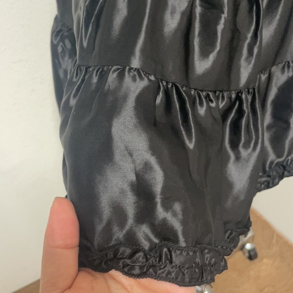 GUESS NWT SIZE M BLACK SATIN RUFFLE MINI SKIRT - Picture 5 of 11